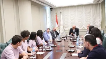 وزير التعليم يلتقي ممثلين لطلاب مدارس النيل الدولية.. ويستمع لآرائهم بشأن نظام الدراسة وتطلعاتهم الدراسية والمهنية