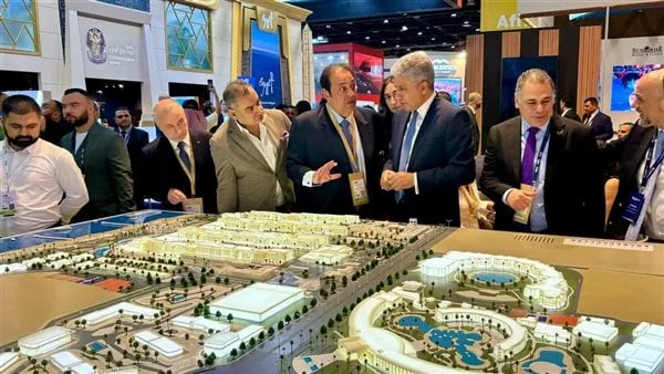 وزير السياحة يجري جولة داخل معرض سوق السفر العربي بدبي.. ويلتقي بمعظم العارضين المصريين| صور وزير السياحة يجري جولة داخل معرض سوق السفر العربي بدبي.. ويلتقي بمعظم العارضين المصريين| صور