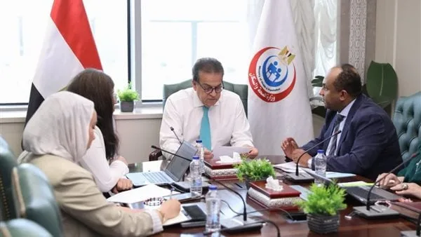 وزير الصحة يبحث مقترحات لتوطين صناعة فلاتر الغسيل الكلوي.. وتشكيل لجنة للاستفادة من الأصول غير المستغلة