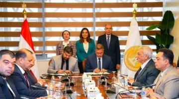 وزيرتا البيئة والتنمية المحلية ومحافظ المنيا يشهدون توقيع عقد إدارة وتشغيل مصنع تدوير المخلفات بالعدوة