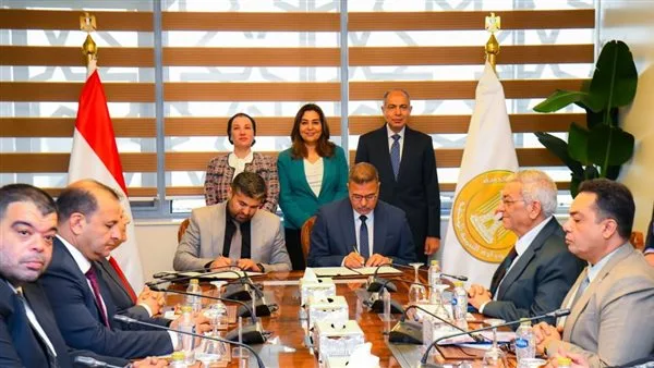 وزيرتا البيئة والتنمية المحلية ومحافظ المنيا يشهدون توقيع عقد إدارة وتشغيل مصنع تدوير المخلفات بالعدوة