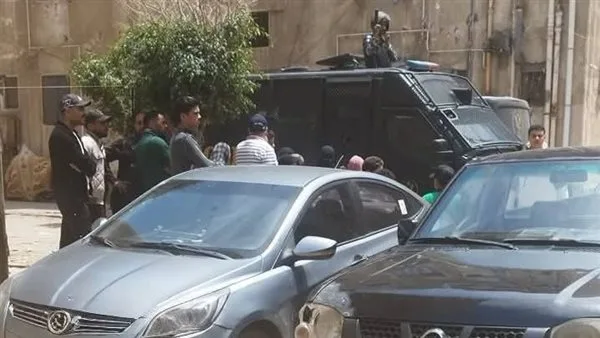 وسط تشديدات أمنية.. المتهم بذبح زوجته يمثل الجريمة أمام جهات التحقيق ببورسعيد| صور