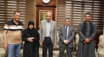 وفاءً لزوجها ونجلها الراحلين.. محافظ المنيا يستقبل مسنة تبرعت بقطعة أرض لبناء مستشفى