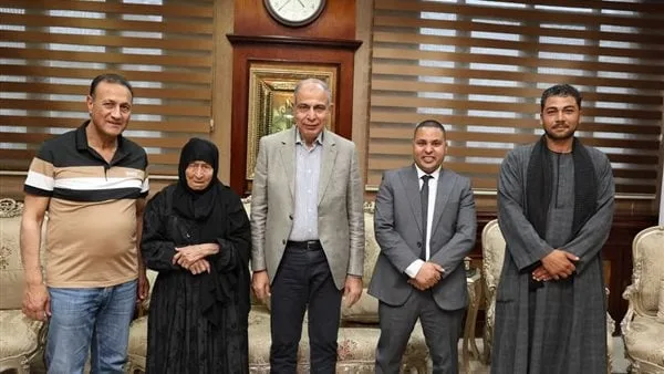 وفاءً لزوجها ونجلها الراحلين.. محافظ المنيا يستقبل مسنة تبرعت بقطعة أرض لبناء مستشفى وفاءً لزوجها ونجلها الراحلين.. محافظ المنيا يستقبل مسنة تبرعت بقطعة أرض لبناء مستشفى