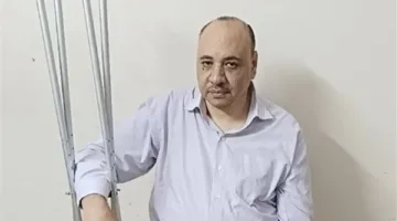 وقع وهو بيتوضى.. أخصائي اجتماعي بالمنيا يستغيث بعد إصابته بكسر في الفخذ: محتاج عملية تركيب مفصل| بث مباشر