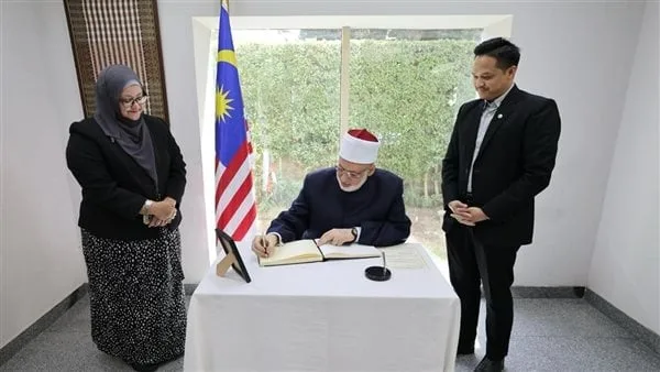 وكيل الأزهر يقدم العزاء في رئيس وزراء ماليزيا بمقر السفارة الماليزية بالقاهرة وكيل الأزهر يقدم العزاء في رئيس وزراء ماليزيا بمقر السفارة الماليزية بالقاهرة