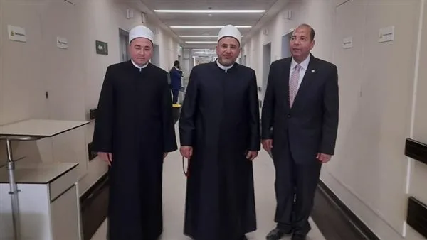 بعد تعرضه للإغماء.. وفد من هيئة كبار العلماء يزور الدكتور أحمد عمر هاشم للاطمئنان على صحته