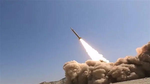 إيران تكشف عن صاروخ قاسم بصير.. وتلوّح باستهداف القواعد الأمريكية حال تعرضها لهجوم