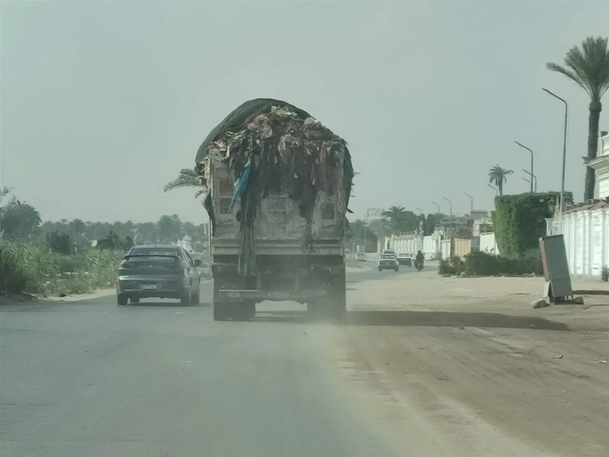 ضبط سيارة نقل مخلفات لتسببها في تناثر حمولتها على الطريق بالجيزة