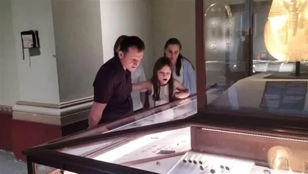 قناع وأوانٍ ذهبية.. السائحون ينبهرون بكنوز تانيس بالمتحف المصري في التحرير | صور قناع وأوانٍ ذهبية.. السائحون ينبهرون بكنوز تانيس بالمتحف المصري في التحرير | صور