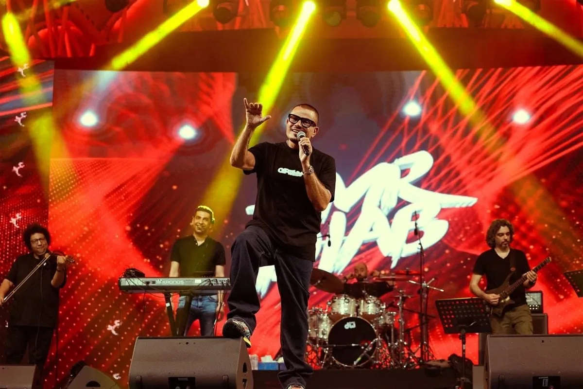 10 صور من الحفل الأسطوري لعمرو دياب بالقرية العالمية في دبي