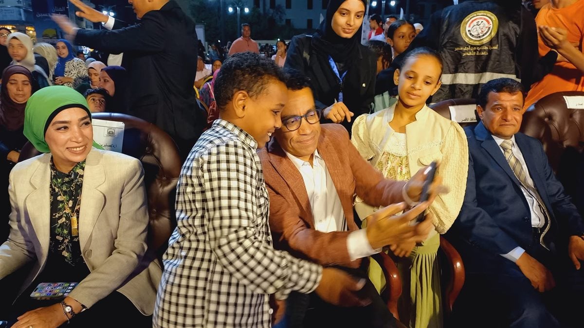 الفنان سامح حسين بين اهالي الأقصر بساحة ابو الحجاج