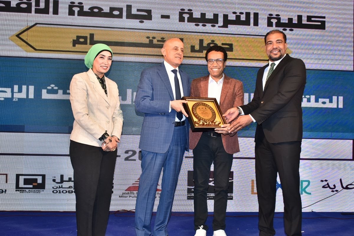 تكريم من محافظ الأقصر للفنان سامح حسين