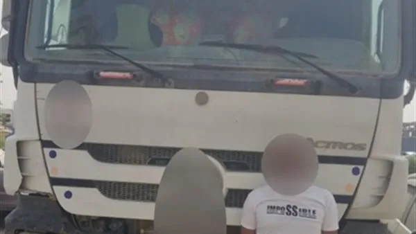 بعد تداول فيديو له أثناء القيادة برعونة.. القبض علي سائق سيارة نقل خلاط بالتجمع بعد تداول فيديو له أثناء القيادة برعونة.. القبض علي سائق سيارة نقل خلاط بالتجمع