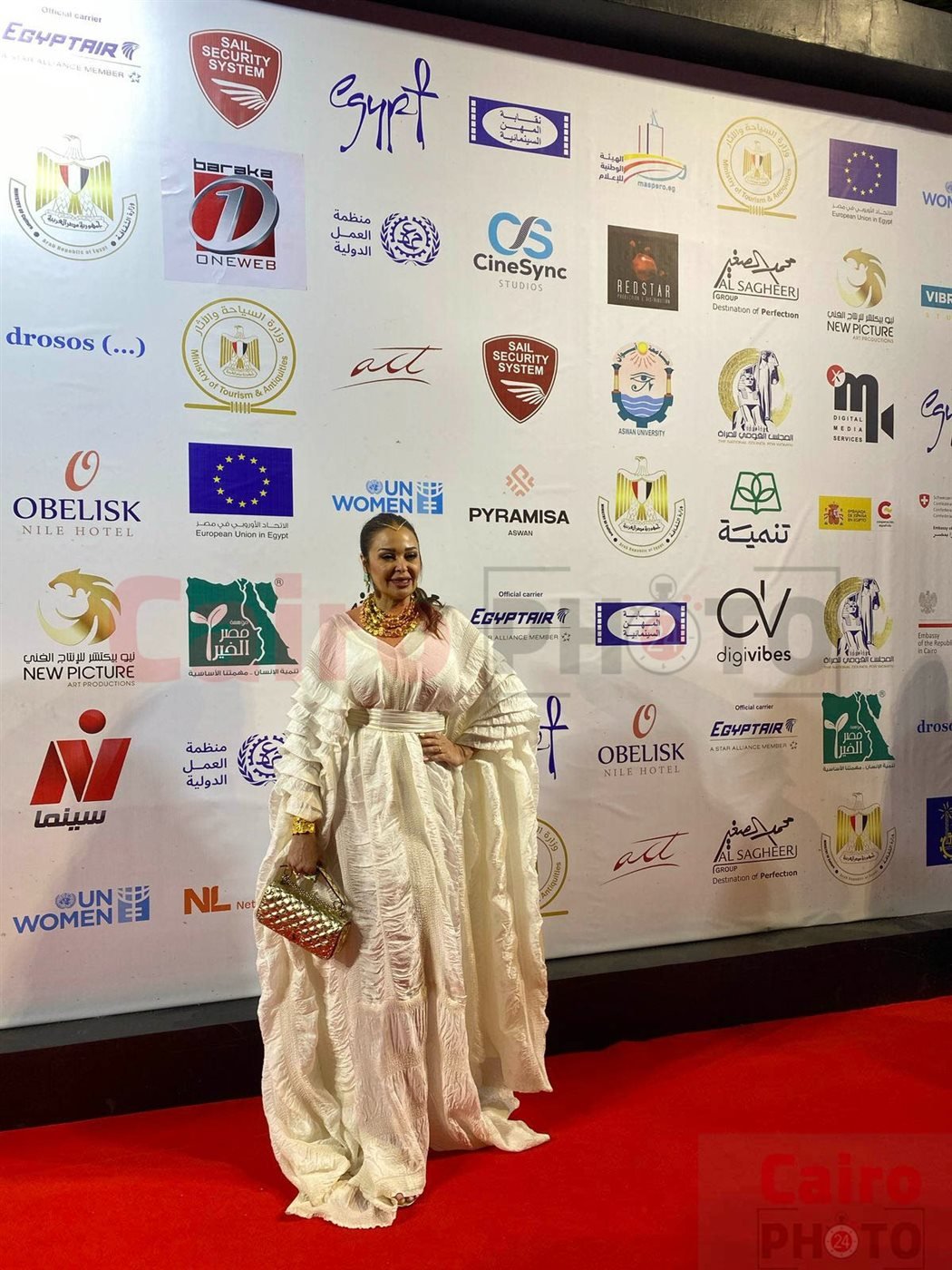 داليا البحيري تتألق بالأبيض على ريد كاربت مهرجان أسوان الدولي لأفلام المرأة