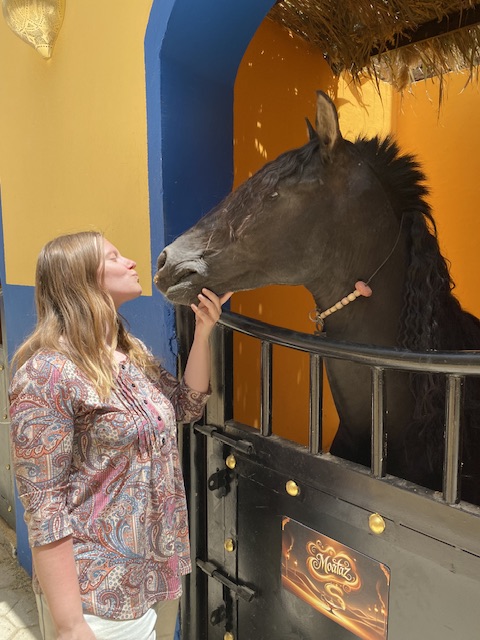 سائحة سويسرية تروج للسياحة في الاقصر