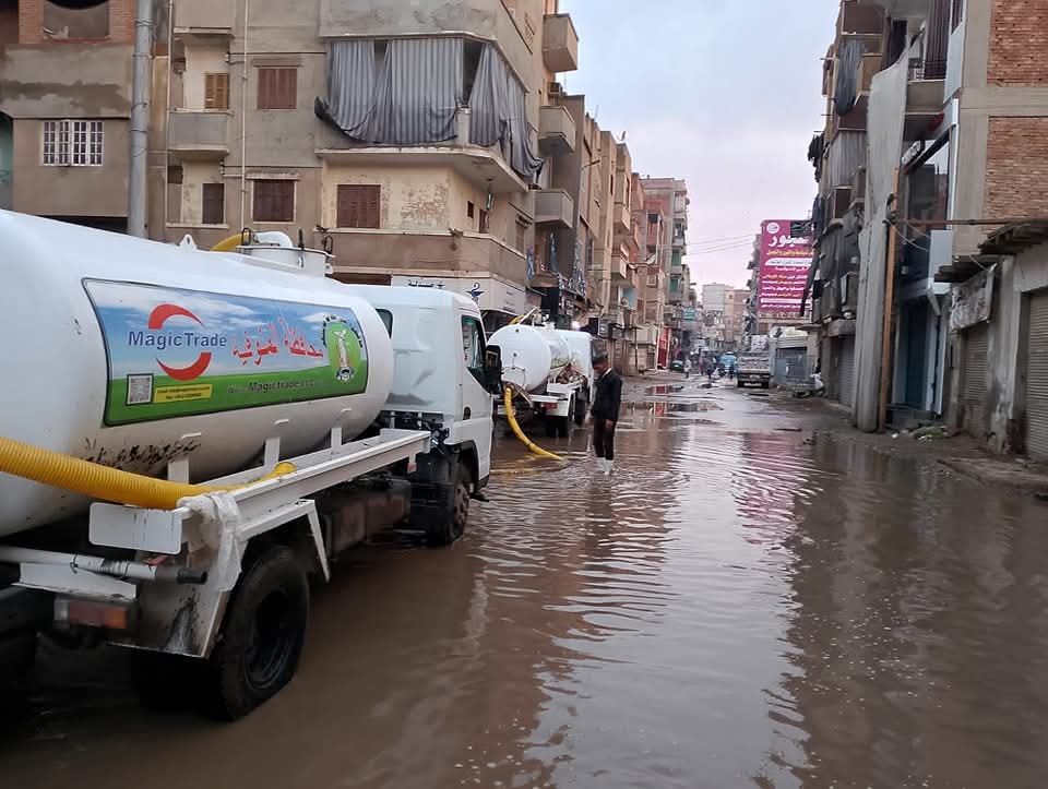 التعامل مع تراكمات مياه الأمطار في شوارع المنوفية 