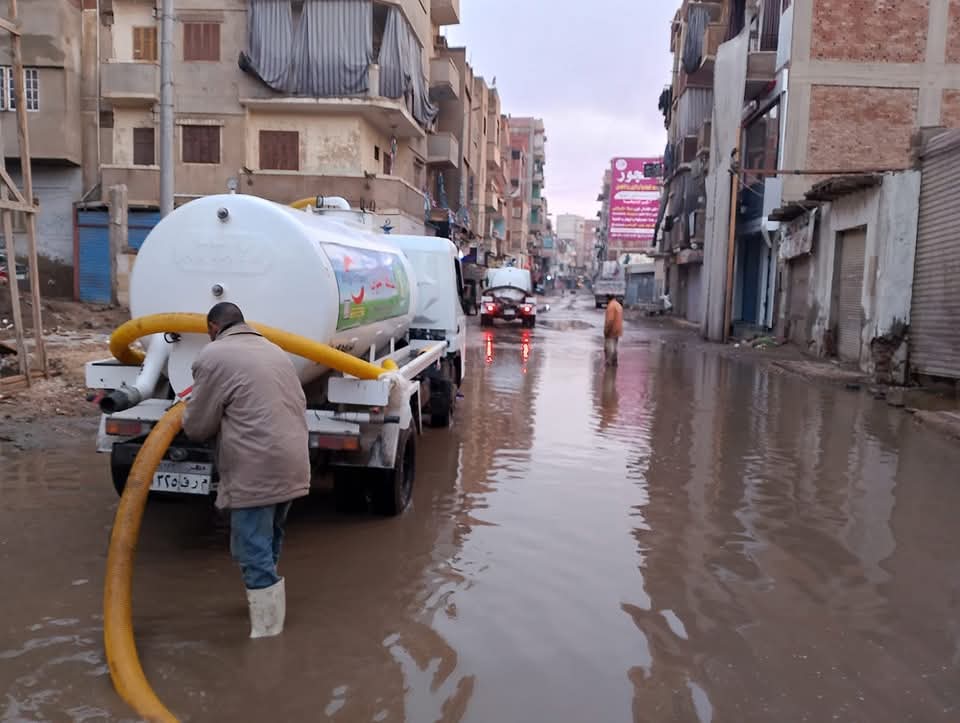 التعامل مع تراكمات مياه الأمطار في شوارع المنوفية 