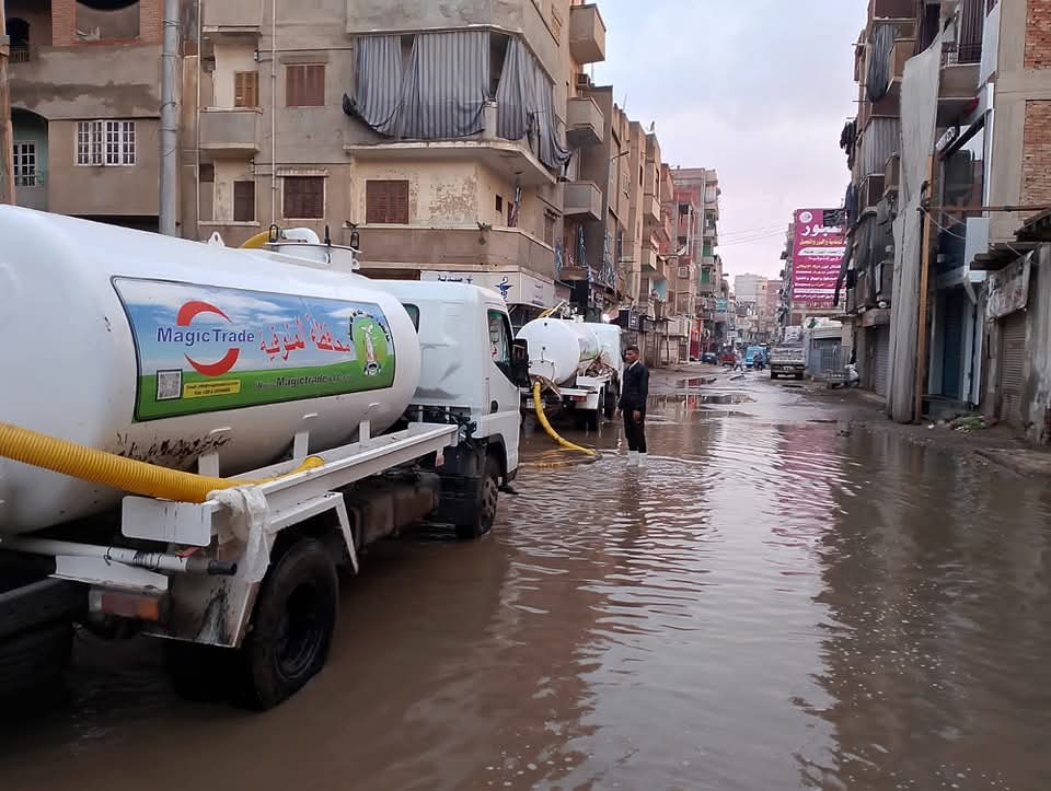 التعامل مع تراكمات مياه الأمطار في شوارع المنوفية 
