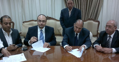 وليد مصطفى يوقع عقد قناة النهار