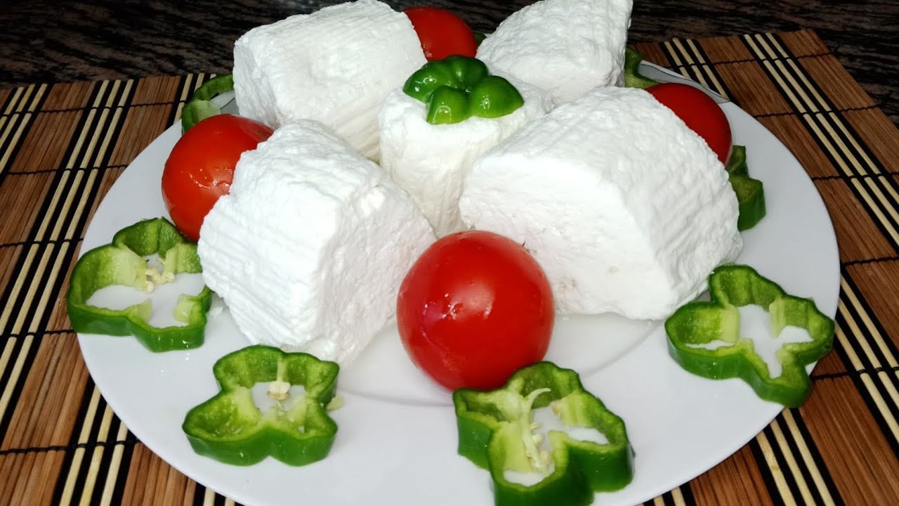 ساندويتش الجبن القريش والطماطم