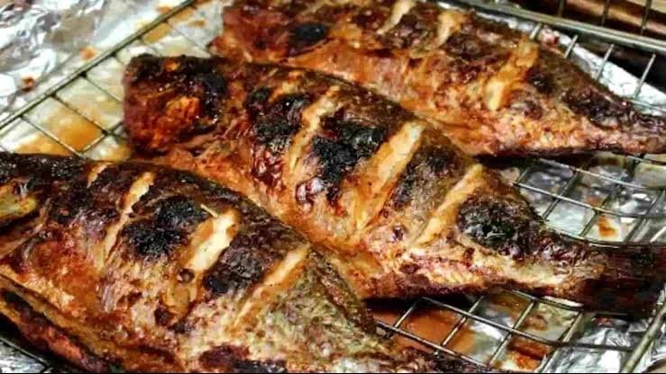 سمك مشوي وأرز صيادية 