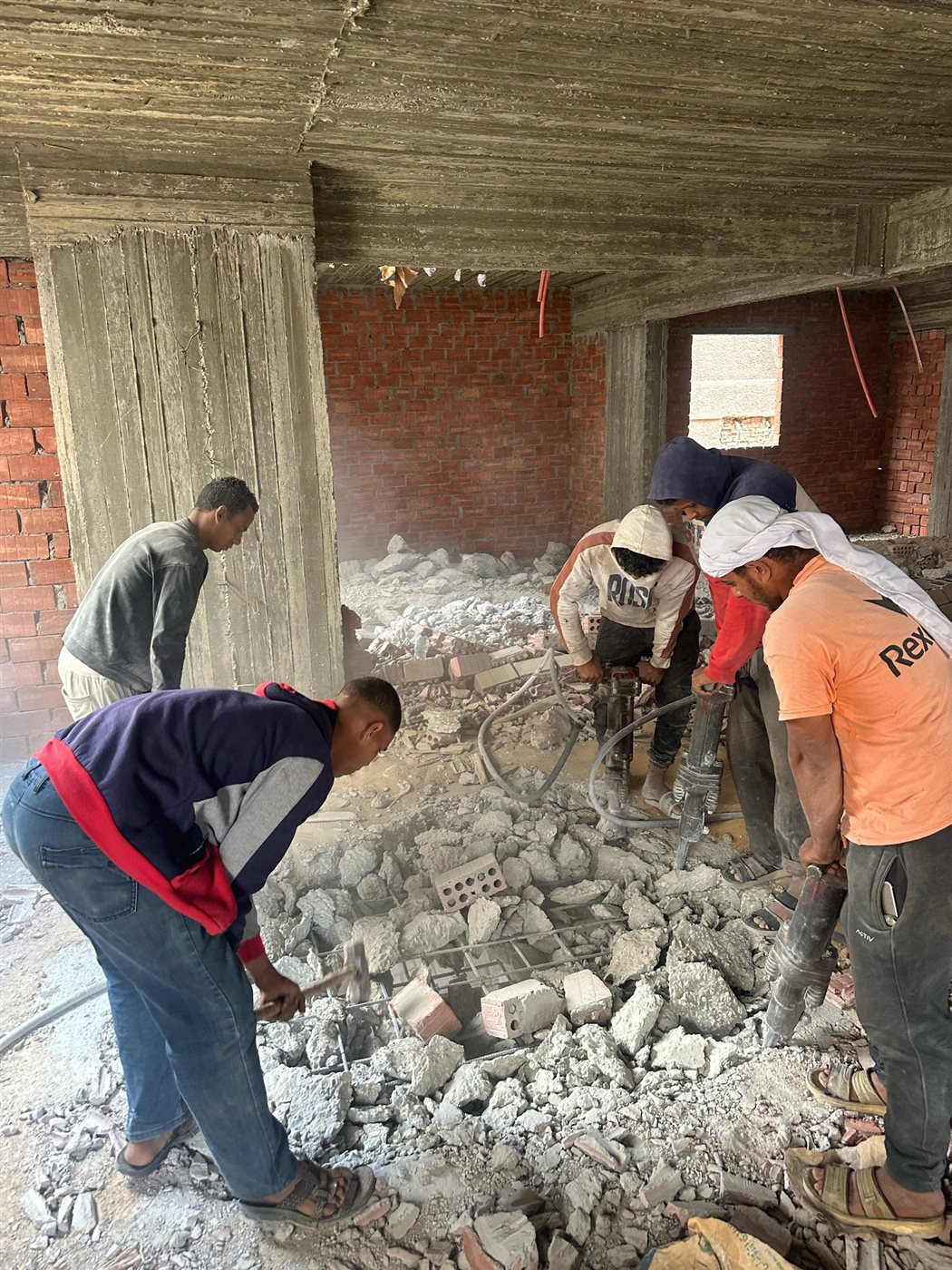 رئيس حي شرق مدينة نصر: إزالة 4 أدوار مخالفة بأحد عقارات شارع محمد كامل الحاروني| صور