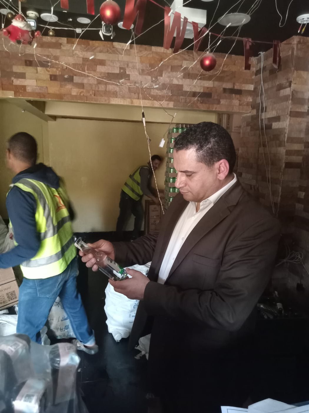 ضبط أحد محال بيع الخمور والمشروبات الكحولية بمدينة الشيخ زايد لعمله بدون ترخيص