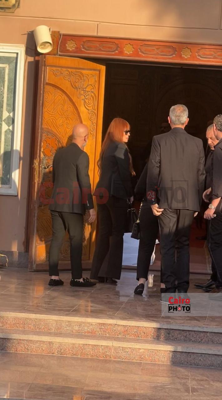 بدء عزاء الدكتور وليد مصطفى رئيس مجلس أمناء القاهرة 24 بشرطة زايد.. وعمرو الفقي وإسماعيل فرغلي أول الحاضرين