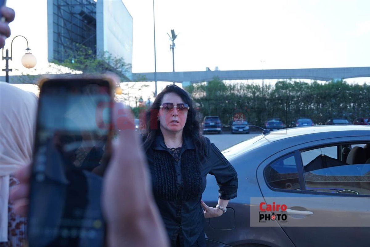 بدء عزاء الدكتور وليد مصطفى رئيس مجلس أمناء القاهرة 24 بشرطة زايد.. وعمرو الفقي وإسماعيل فرغلي أول الحاضرين