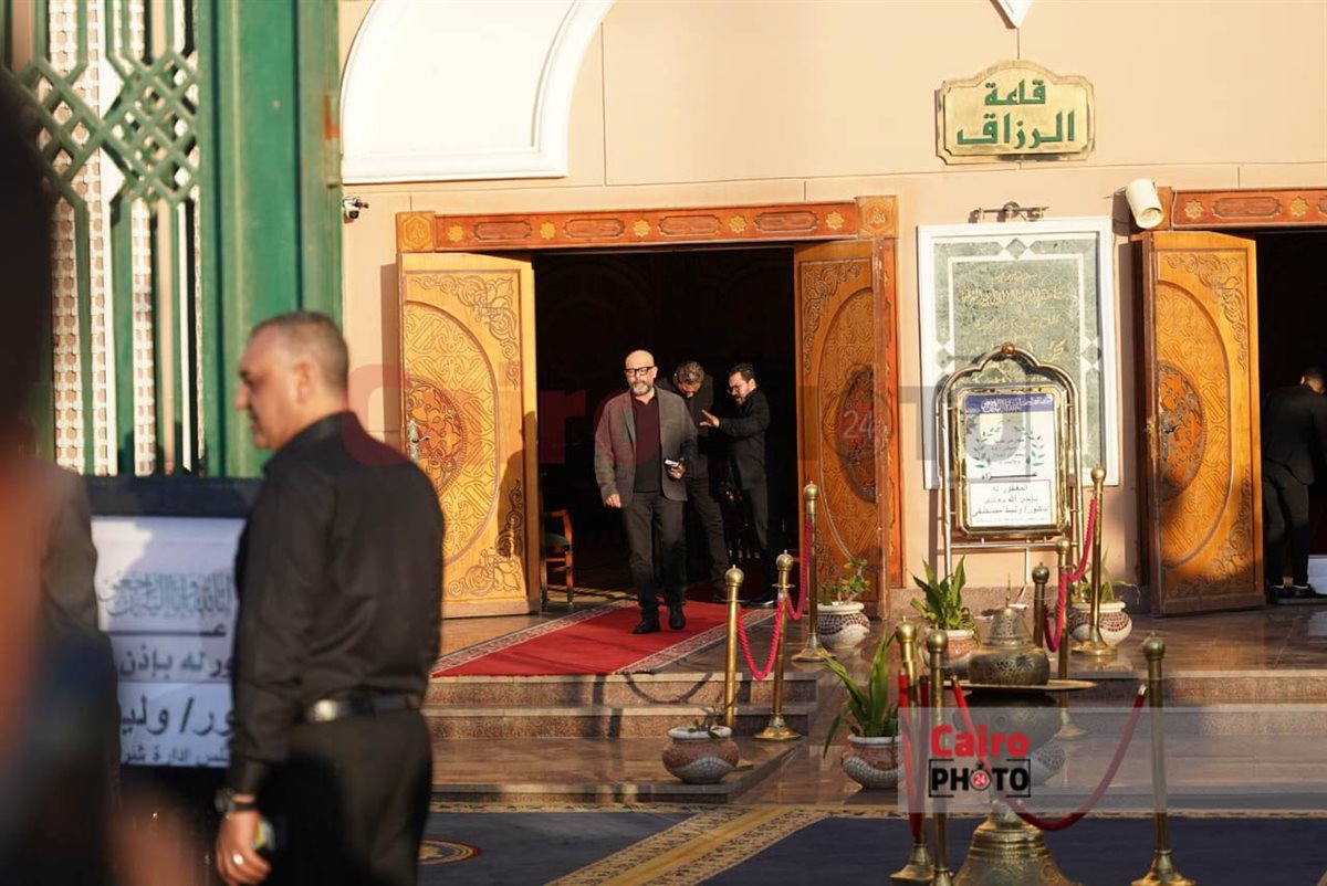 بدء عزاء الدكتور وليد مصطفى رئيس مجلس أمناء القاهرة 24 بشرطة زايد.. وعمرو الفقي وإسماعيل فرغلي أول الحاضرين