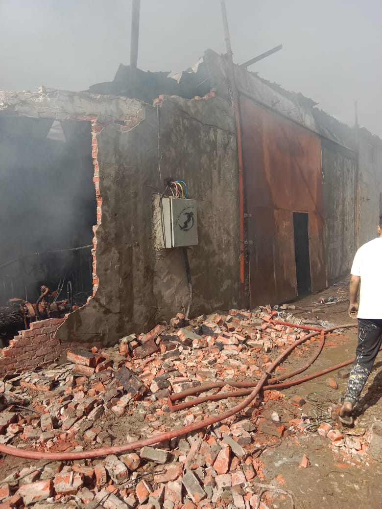 انتداب المعمل الجنائي لفحص أسباب حريق مصنع في القليوبية| صور