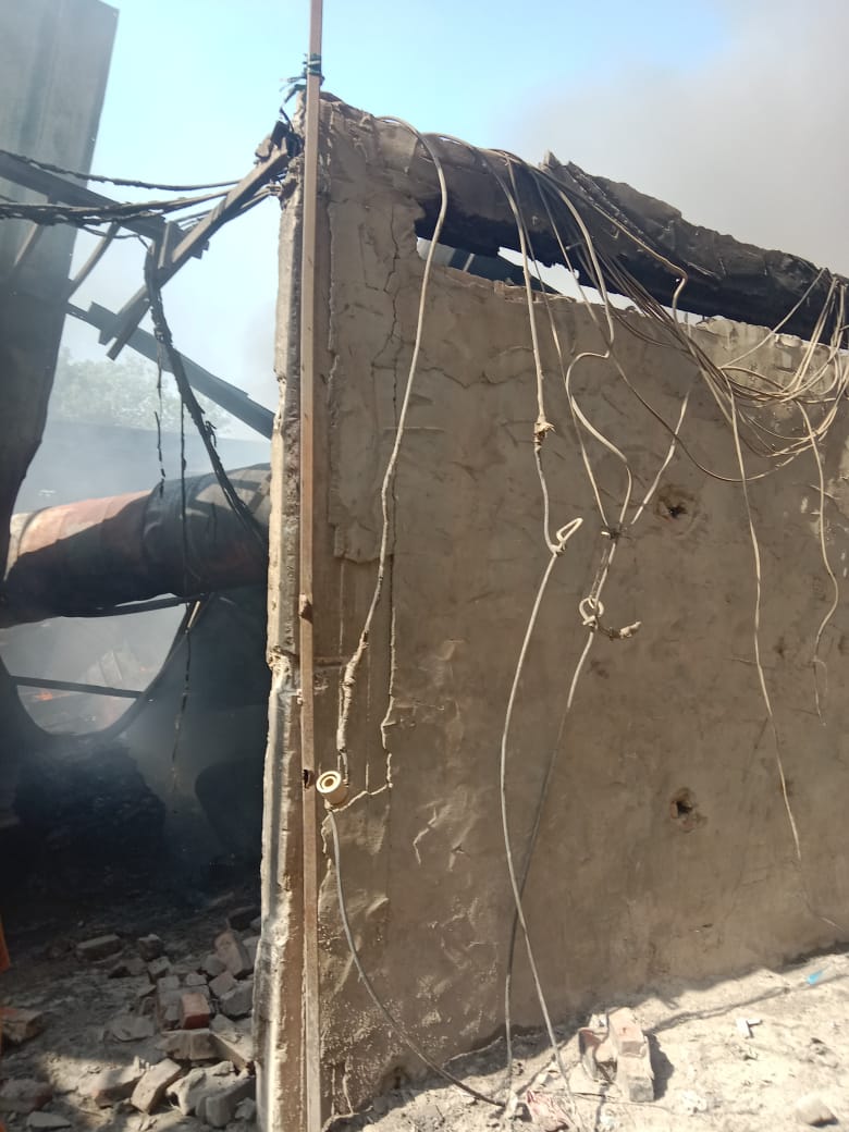 انتداب المعمل الجنائي لفحص أسباب حريق مصنع في القليوبية| صور