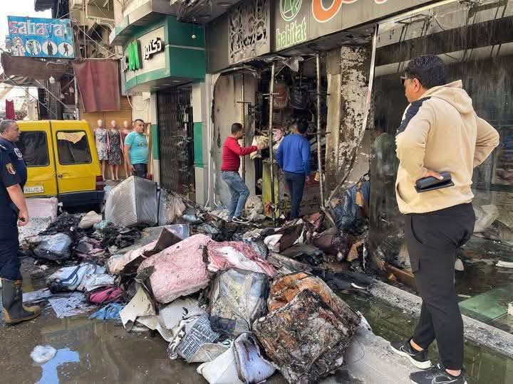 المفروشات تحولت لرماد.. السيطرة على حريق بمحل تجاري في بورسعيد دون إصابات| صور حريق بمحل تجاري ببورسعيد