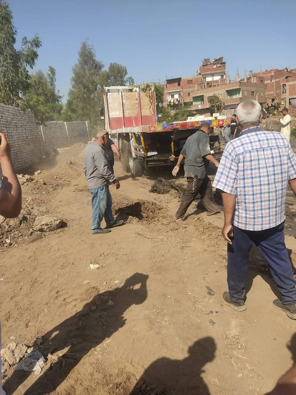 نجاح رفع سيارة نقل ثقيل من ترعة بالمنوفية 