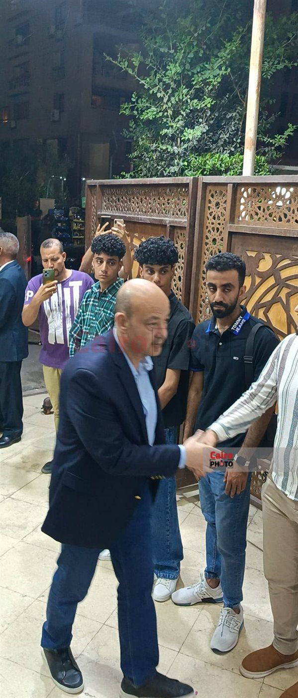 عمرو أديب في عزاء حماة السبكي