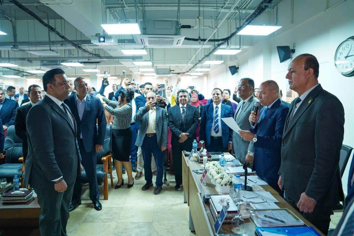 منح محمد كمال زمالة كلية الدفاع الوطني عن رسالة دور الإعلام في مواجهة الفكر المتطرف