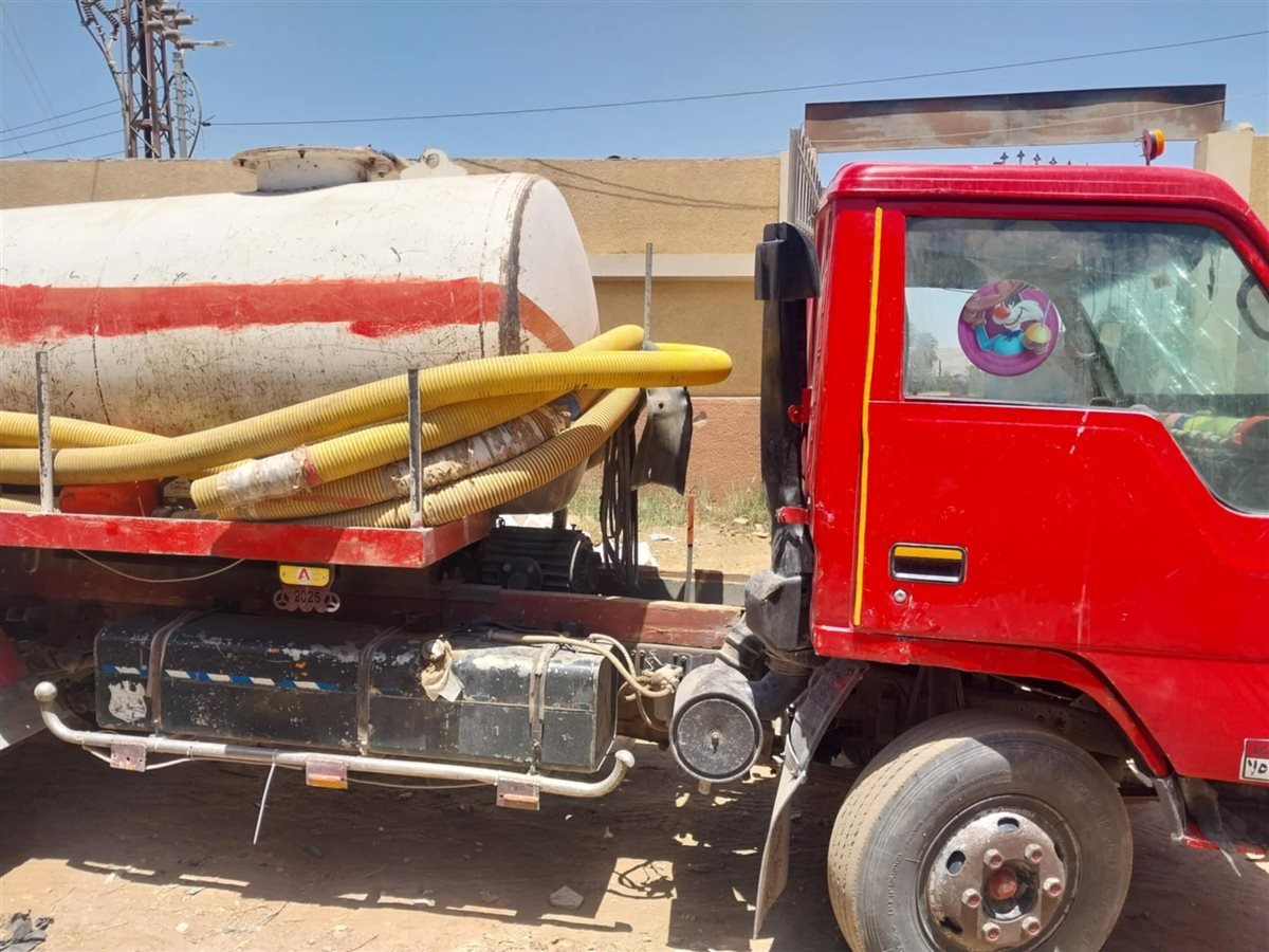 مطاردة استمرت ساعتين.. رئيس مجلس قروي سلامون يضبط سيارة كسح مخالفة في سوهاج | فيديو وصور