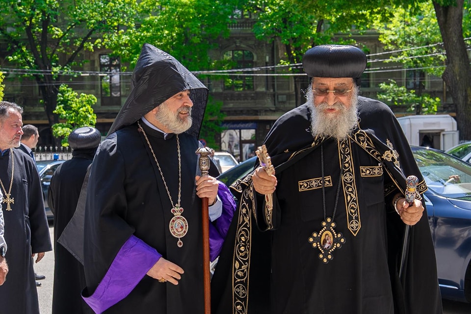  البابا تواضروس الثاني يزور مطرانية الأرمن الأرثوذكس في رومانيا