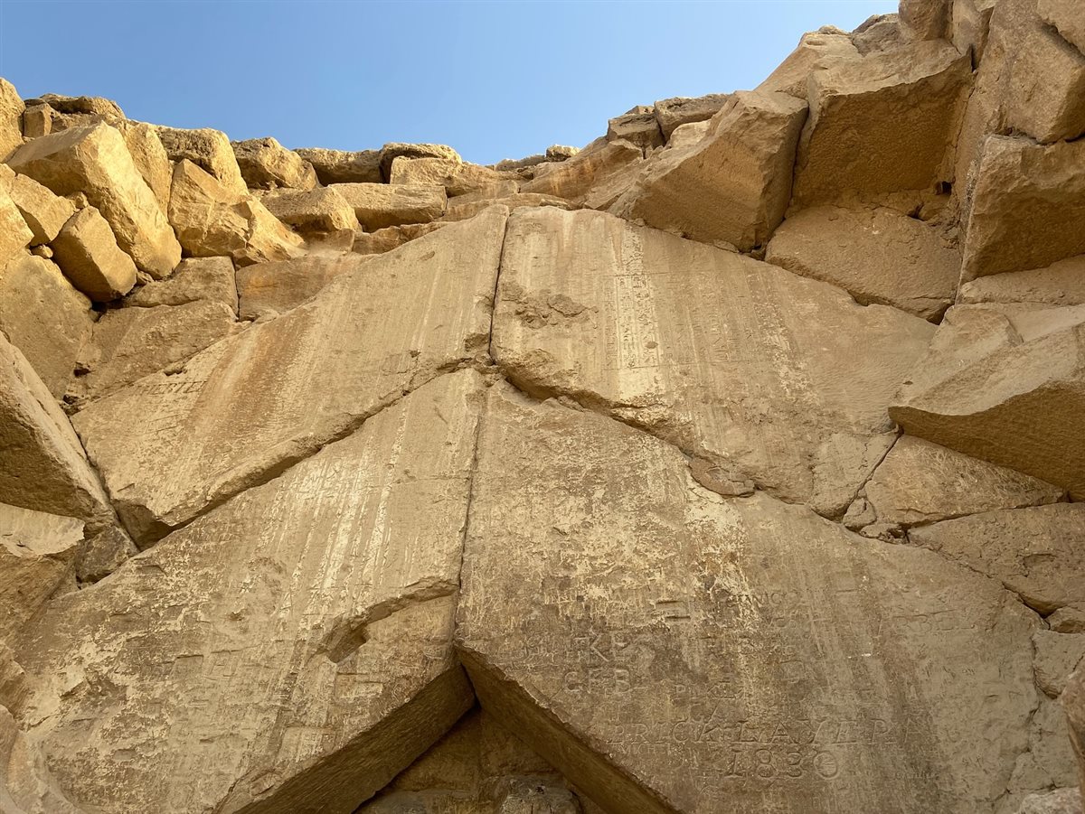  المدخل الأصلي للهرم الأكبر 