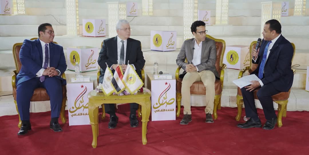 وزير التعليم العالي يكرم سامح حسين