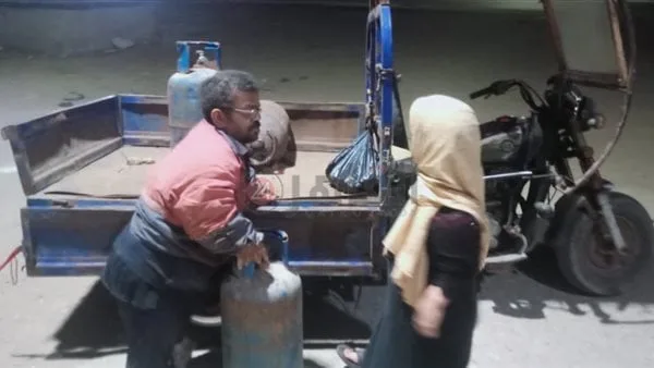 30 عامًا بيبيع الأنابيب.. عم فارس من قصار القامة يناشد محافظ دمياط تجديد رخصة الكشك