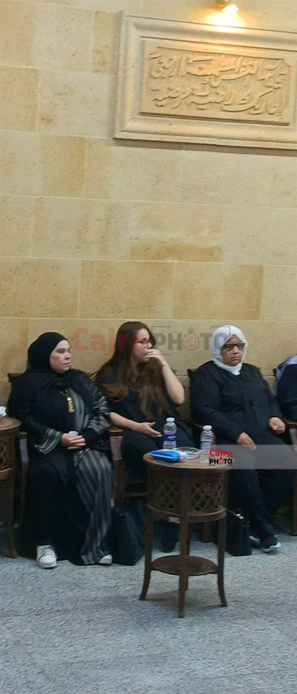 دنيا عبد العزيز أول الحاضرين في عزاء حماة المنتج محمد السبكي بمسجد الحامدية الشاذلية 