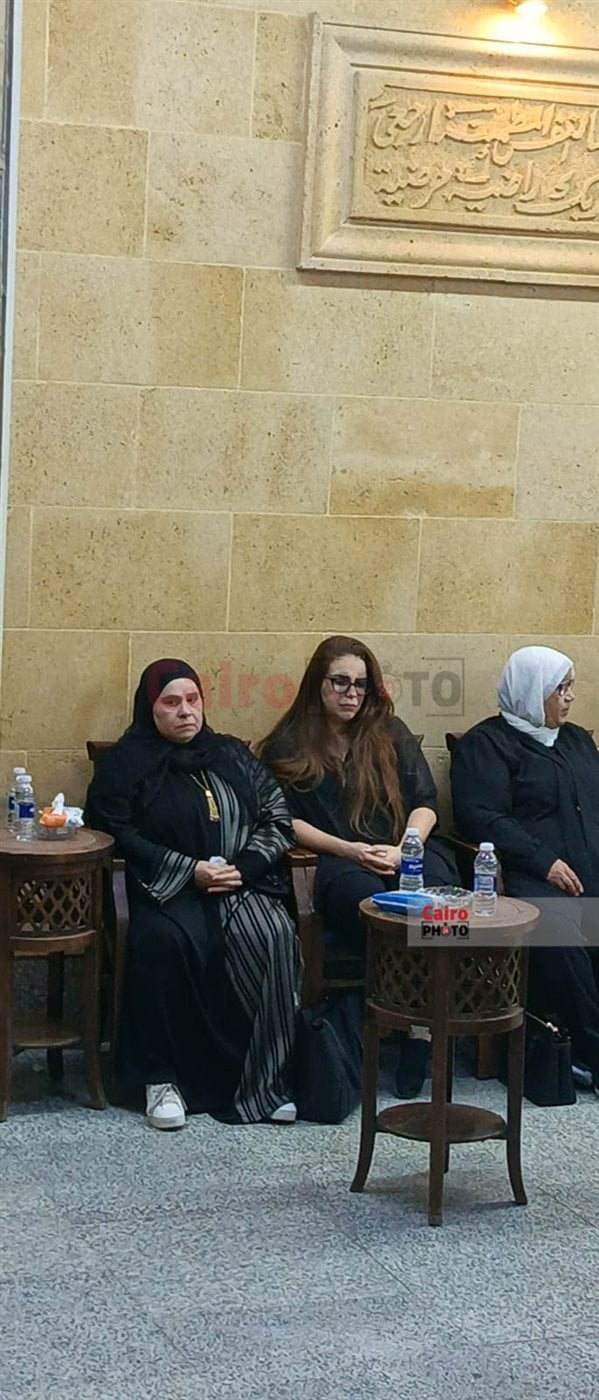 دنيا عبد العزيز أول الحاضرين في عزاء حماة المنتج محمد السبكي بمسجد الحامدية الشاذلية 