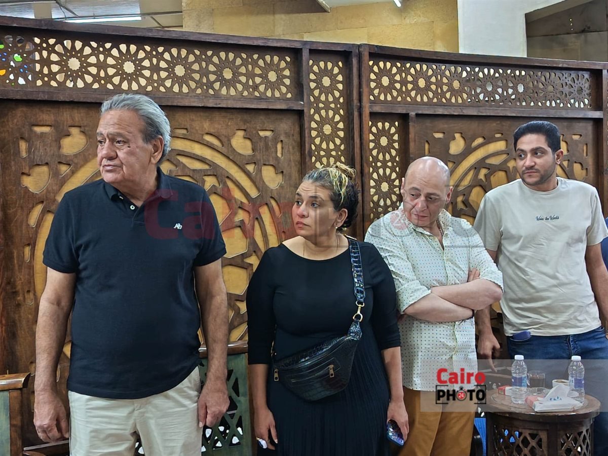 دنيا عبد العزيز أول الحاضرين في عزاء حماة المنتج محمد السبكي بمسجد الحامدية الشاذلية 