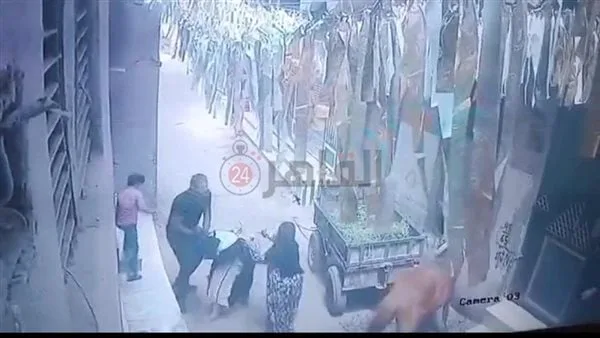 ضربها بالحزام بسبب الميراث.. ضبط المتهم بالاعتداء على شقيقته وسحلها في الشارع بطنطا ضربها بالحزام بسبب الميراث.. ضبط المتهم بالاعتداء على شقيقته وسحلها في الشارع بطنطا