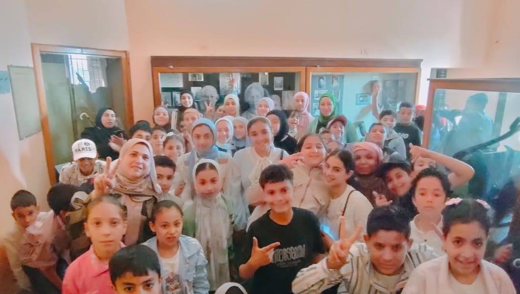 قد تكون صورة ‏‏٣‏ أشخاص‏