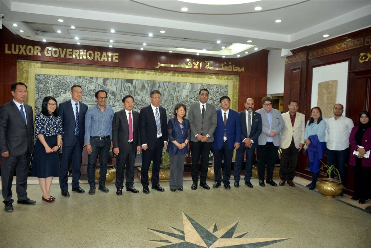 نائب محافظ الأقصر يستقبل وفد صينى 