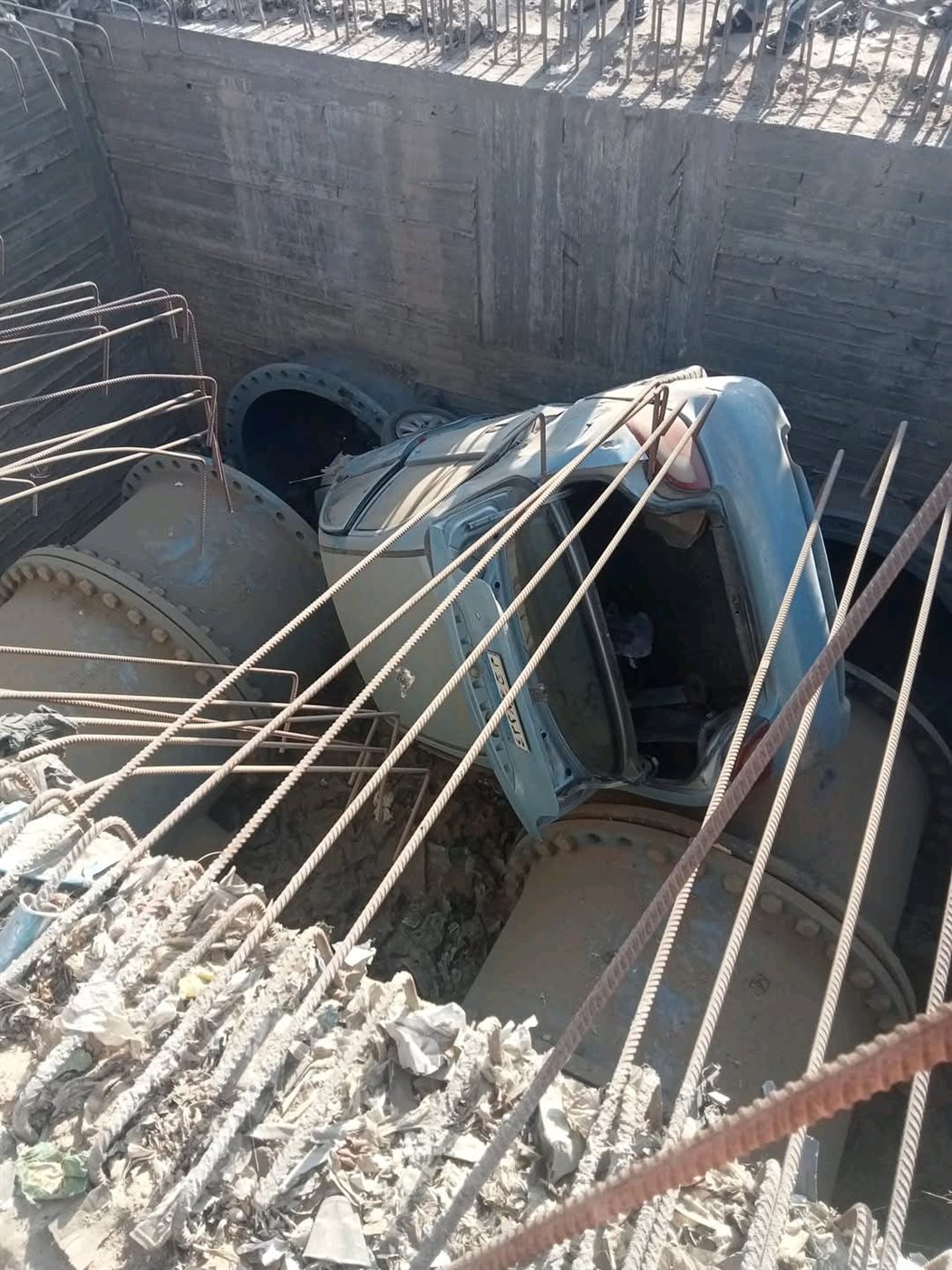 سقوط سيارة ملاكي في بيارة خط مياه تحت الإنشاء بالمنوفية 