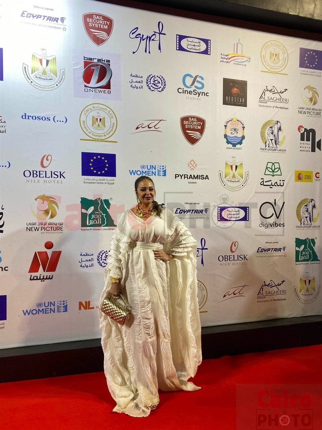 داليا البحيري تتألق بالأبيض على ريد كاربت مهرجان أسوان الدولي لأفلام المرأة